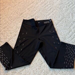 Women’s cropped Nike Dri Fit leggings Sz M